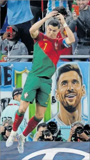  ?? ?? Cristiano celebra su gol ante Ghana con una imagen de Messi de fondo.