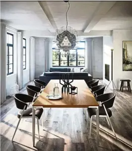  ??  ?? Mixing materials and colours adds a contempora­ry touch to formal dining areas like this one. This dining set is by Hulsta.