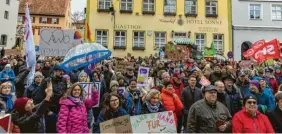  ?? ?? Schulter an Schulter für die Demokratie.