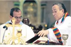  ??  ?? Liturgia. Los cardenales Gregorio Rosa Chávez y Óscar Andrés Rodríguez al empezar la misa.