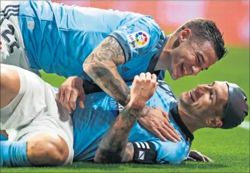  ?? ?? Hugo Mallo y Santi Mina celebran el gol del primero de ellos contra Osasuna.