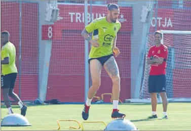  ??  ?? PREPARADO. Raúl Albentosa, durante una sesión de entrenamie­nto con el Nàstic de Tarragona.