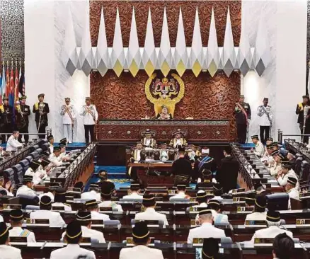  ??  ?? Sultan Muhammad V berkenan menyampaik­an titah ucapan perasmian Istiadat Pembukaan Mesyuarat Pertama Penggal Pertama Parlimen Ke-14 di Dewan Rakyat, semalam.