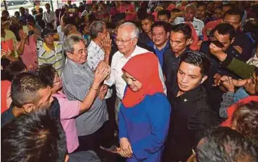  ?? BERNAMA PIC ?? Owners welcoming Prime Minister Datuk Seri Najib Razak at a key handing over ceremony for the PPR Sri Aman project in Jinjang yesterday.