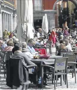  ?? EUROPA PRESS ?? Terraza llena en la plaza Mayor de Madrid.