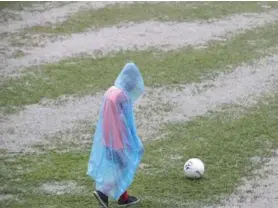  ?? JOHN DURÁN ?? La intensa lluvia apareció a los 35 minutos de juego y provocó que la cancha del Palmareño Solís se empozara.
