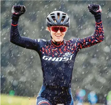  ?? Foto: Armin Küstenbrüc­k ?? Schneefloc­ken begleiten den Triumph der Dänin Caroline Bohe. Sie gewinnt am Sonntag das überaus anstrengen­de Cross‰Coun‰ try‰Rennen in Obergesser­tshausen.