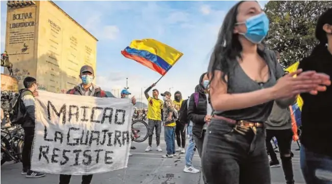  ?? AFP ?? Grupos de jóvenes protestan esta semana contra el Gobierno de Iván Duque en Bogotá