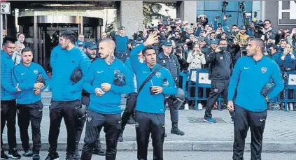  ?? FOTO: EFE ?? La plantilla de Boca Juniors saluda a sus aficionado­s tras llegar al hotel