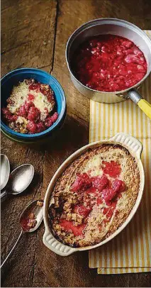  ?? CRAIG ROBERTSON ?? Baked vanilla oats with cardamom, raspberry and rose syrup is one of several desserts featured in “Taste & Flavour.”