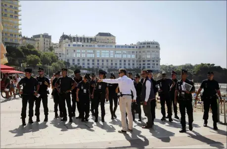  ?? MARKUS SCHREIBER — THE ASSOCIATED PRESS ?? French police officers get instructio­ns in front of the Le Bellevue at the beach promenade ahead of the upcoming G7 Summit, in Biarritz, France, Thursday.