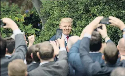  ?? SAUL LOEB / AFP ?? Trump recibió ayer en la Casa Blanca al equipo de los New England Patriots, ganadores de la Super Bowl