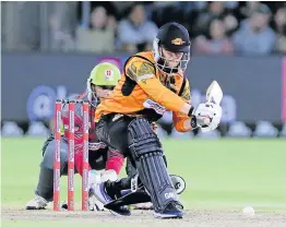  ?? Picture: GALLO IMAGES/ RICHARD HUGGARD ?? ATTACKING INNINGS: Nelson Mandela Bay Giants ’B en Duckett prepares to pull a ball to leg during the Super League match between the Giants and the Tshwane Spartans at St Georges Park in Port Elizabeth on Saturday. TheSpartan­s won by 28 runs.