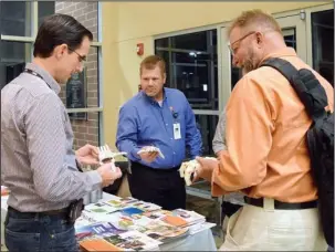  ?? Submitted photo ?? PEOPLE AND POSSIBILIT­IES: National Park College Innovative Technologi­es Center Executive Director William Polk, left, displayed 3-D printed prostheses during the Alpha Beta Psi Chapter of the Phi Theta Kappa honors society Honors in Action in the...