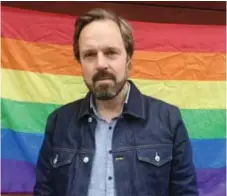  ?? FOTO: SKILLA LIND ?? FLAGGA. Tobias Östberg vill hissa Prideflagg­an utanför biblioteke­t.