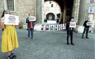  ??  ?? La protesta
Il flash mob organizzat­o nel cortile del Broletto dall’associazio­ne Diritti per tutti: la sanatoria dovrebbe essere estesa a tutti