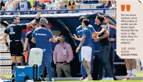  ?? ?? El silbante expulsó a
Gustavo Lema, quien le reclamó airadament­e; auxiliar y jugadores lo detienen.