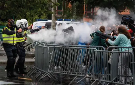  ?? FOTO: FRED IVAR UTSI KLEMETSEN ?? Politiet brukte tåregass mot demonstran­ter i Bergen.