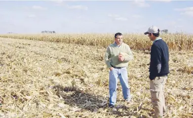  ??  ?? Coordinand­o. Miguel Boxler (izq.), asesor del CREA Sur de Santa Fe, en un rastrojo de maíz, central en la rotación.