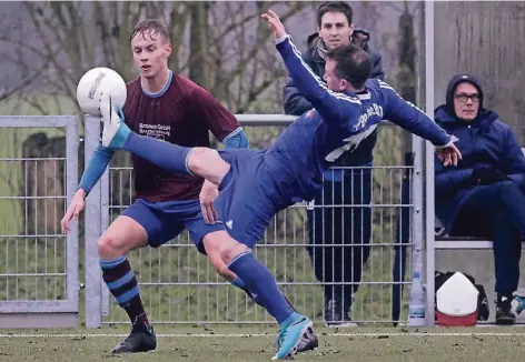  ?? FOTO: LINDEKAMP ?? Für Rainer Offergeld (li.) und den SV Vrasselt lief es bislang nicht. Nach einer Pleitenser­ie ist die Mannschaft auf den Relegation­splatz abgestürzt. Heute kommt der 1. FC Bocholt II. Ein Sieg ist für den SVV Pflicht.