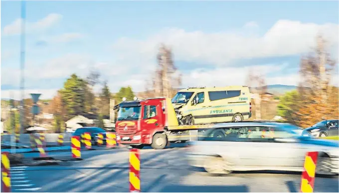  ?? FOTO: FREDRIK PEDERSEN ?? FRAKTET HJEM: Ambulansen ble fraktet tilbake til Skien i går. Bilen er bare ett år gammel.