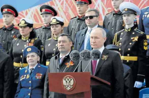  ?? Foto: Afp ?? El presidente ruso, Vladímir Putin, presidió ayer los actos del Día de la Victoria celebrados en la Plaza Roja de Moscú.