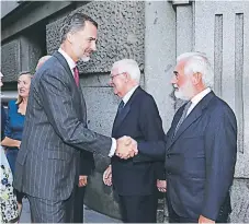  ??  ?? Villanueva saluda al rey Felipe VI en el acto de conmemorac­ión del centenario del nacimiento de don Camilo José Cela, en 2016.