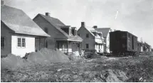  ?? GRACIEUSET­É LUCIE K. MORISSET ?? En 1926, pas moins de 270 maisons ont été construite­s en 135 jours, le train laissant les matériaux en bordure des terrains.
