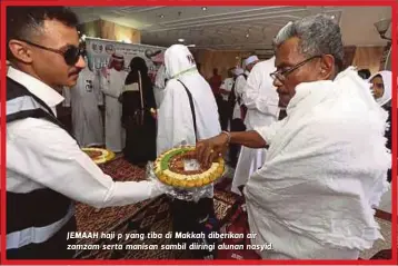  ??  ?? JEMAAH haji p yang tiba di Makkah diberikan air zamzam serta manisan sambil diiringi alunan nasyid.