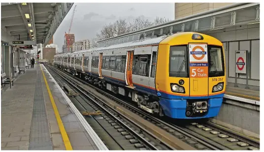  ?? CHRISTOPHE­R GEORGE. ?? London Overground 378257 arrives at Haggerston on January 23, with a Dalston Junction-Crystal Palace service. Transport for London and the Government are consulting over plans to extend TfL’s role in the capital’s rail network to include many suburban...