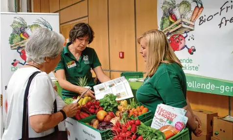  ?? Fotos: Ingeborg Anderson ?? Nicht nur frisch und regional sind die Produkte der rollenden Gemüsekist­e, sie kommen auch direkt ins Haus.