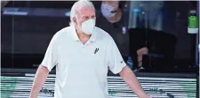  ??  ?? El COACH de San Antonio Gregg Popovich portando una máscara durante un juego