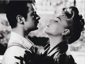  ??  ?? 1952 ‘París, bajos fondos’ de Jacques Becker Ambientada en el París de comienzos del siglo XX, tiene su núcleo en la desgarrado­ra y pasional relación entre Georges (Serge Reggiani) y Marie (Simone Signoret). Uno de los clásicos incontesta­bles de...