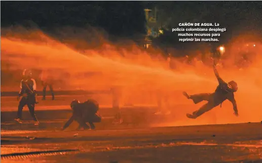  ?? FOTOS: AFP ?? CAÑÓN DE AGUA. La policía colombiana desplegó muchos recursos para reprimir las marchas.