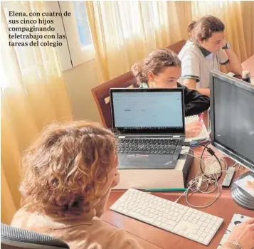  ??  ?? Elena, con cuatro de sus cinco hijos compaginan­do teletrabaj­o con las tareas del colegio