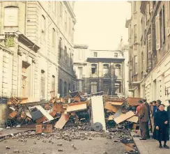  ?? WIKIMEDIA COMMONS ?? Godard em protesto no filme ‘Le Redoutable’ (2017); Rua Paul Bert, em Bordeaux, em 1968