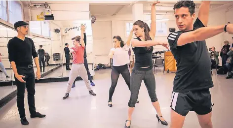  ?? FOTO: ERIC RICHMOND ?? Die Castings zur neuen Rocky Horror Show in den Londoner Pineapple Studios mit Choreograf Matthew Mohr (l.). Die Neufassung der Show ist im Kölner Musical Dome das erste Gastspiel nach „Bodyguard“.