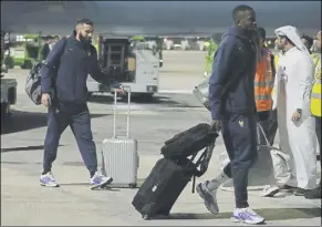  ?? Foto: AP ?? La selección, ya en Qatar Karim Benzema y los ‘bleus’ llegaron ayer a Doha