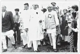  ?? BY SPECIAL ARRANGEMEN­T ?? Tulsi Mehar Shrestha with Jawaharlal Nehru, Nepal.