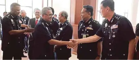  ?? [FOTO LUQMAN HAKIM ZUBIR /BH] ?? Mohamad Fuzi beramah mesra dengan pegawai polis pada majlis perasmian kursus ‘Profession­al Communicat­ion Course’ di Maktab Polis Kuala Lumpur, semalam.