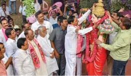  ?? — PTI ?? Telangana Rashtra Samithi chief K. Chandrasek­har Rao garlands the statue of ‘ Telangana Talli’ after his party won the state Assembly elections, at Telangana Bhavan in Hyderabad on Tuesday.