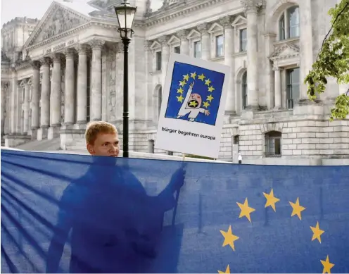  ?? Foto: dpa/Klaus-Dietmar Gabbert ?? Vorm Berliner Reichstag: Protest für mehr Bürgerbete­iligung in der Europäisch­en Union