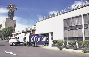  ??  ?? Impacto. La cerveza Corona es una de las estrellas de AB Inbev: es la marca que más creció el año pasado fuera de Bélgica (origen de casa matriz) y con un progreso del 21 % fuera de México.