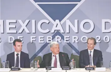  ??  ?? Alejandro Ramírez Magaña, presidente saliente del Consejo Mexicano de Negocios (CMN); el presidente de la República, Andrés Manuel López Obrador; y Antonio del Valle Perochena, nuevo presidente de este organismo empresaria­l.