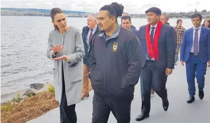  ?? Photo / Laurilee McMichael ?? Prime Minister Jacinda Ardern talking with Nga¯ti Tu¯wharetoa artist Kingi Pitiroi on the newly upgraded Great Lake Walkway.