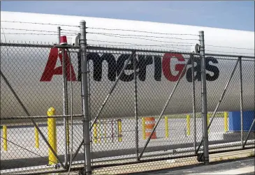  ?? ALYSSA POINTER / ALYSSA.POINTER@AJC.COM ?? A 30,000 gallon AmeriGas propane liquid gas tank sits near the diesel fuel pumps at the North Fulton County Transporta­tion Office in Alpharetta.