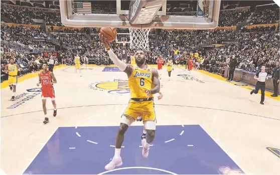  ?? ?? La figura de los Lakers logra un enceste en el duelo ante los Pelicans.