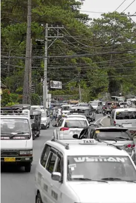  ?? —RICHARD BALONGLONG ?? Traffic remains heavy on Leonard Wood Road in Baguio City, leading to tourist spots like the Botanical Garden and the Mansion, on Tuesday.
