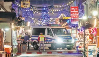  ??  ?? Elementos de policía trabajaron ayer en las inmediacio­nes del mercado navideño de Postdam, que fue evacuado tras detectar un paquete sospechoso que tenía un artefacto que fue desactivad­o.