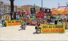  ?? ?? Les manifestan­ts, hier, devant le cirque Medrano à Nice. (Photo G. L.)